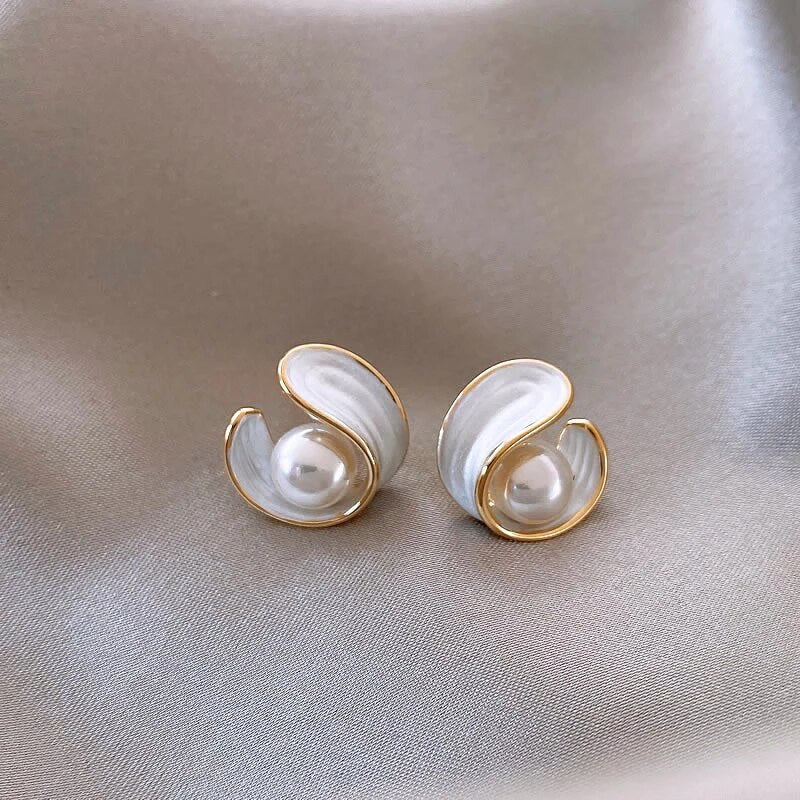 Luxe oorbellen met witte opaal en parel in goud