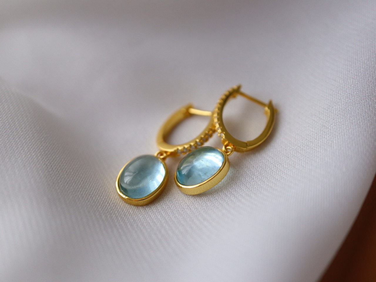 Vintage oorbellen met groene maansteen