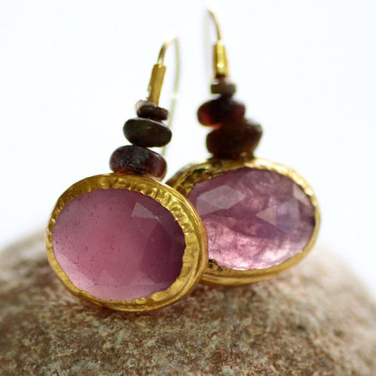 Roze kristallen oorbellen in vintage goud