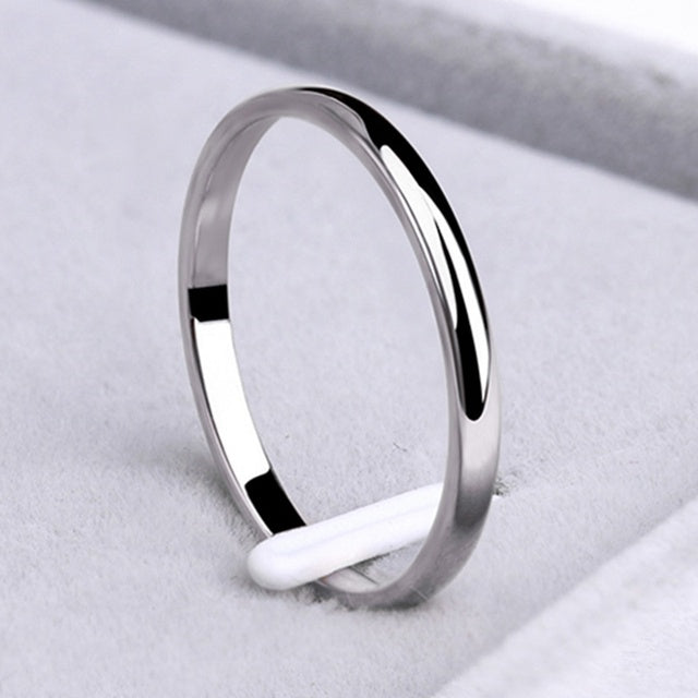 Eenvoudige ring gemaakt van goud en zilver