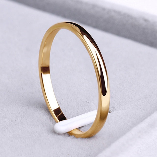 Eenvoudige ring gemaakt van goud en zilver