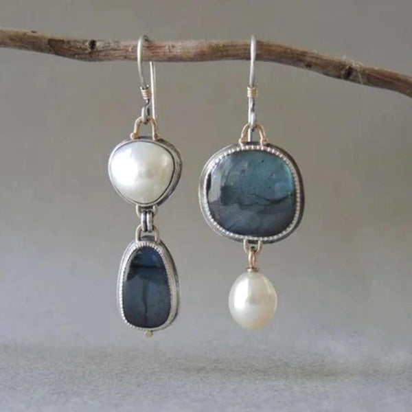 Vintage blauwe natuursteen met pareloorbellen