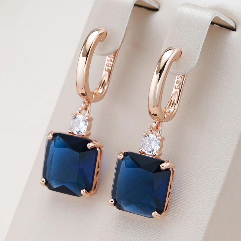 Elegante oorbellen met donkerblauwe kristal in goud
