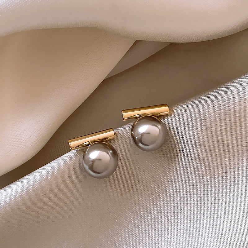 Elegante donkere pareloorbellen in goud
