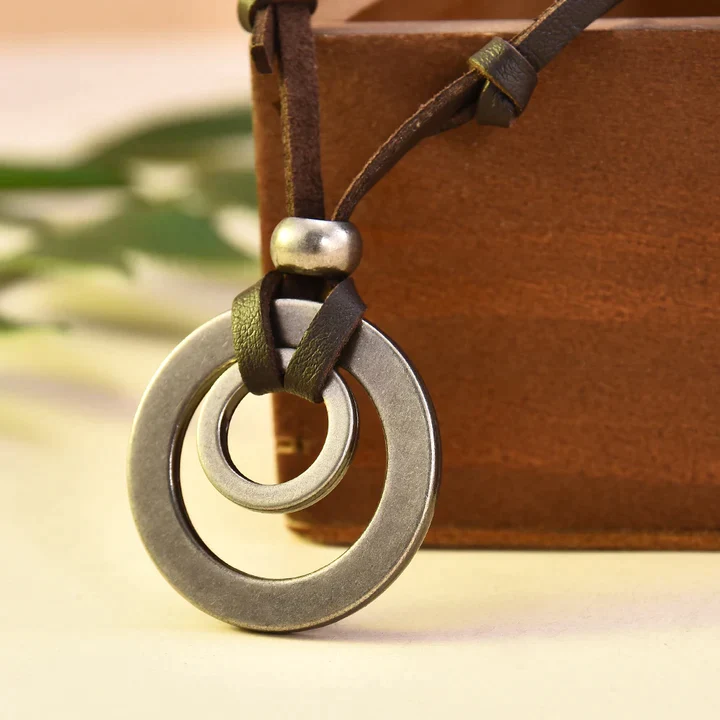 Zilveren leren ketting in vintage stijl