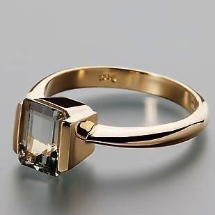 Gouden ring van vierkant glas