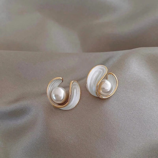 Luxe oorbellen met witte opaal en parel in goud