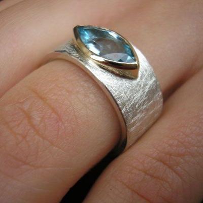 Druppelring met blauwe kristalinleg