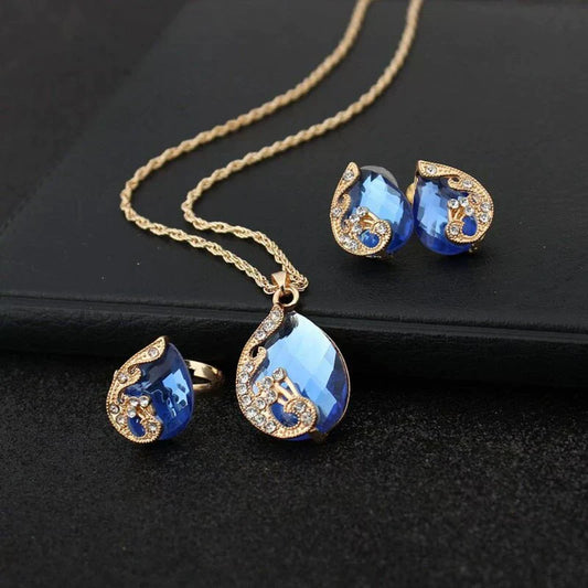 Blauwe kristallen ketting + oorbellen gezet in blauwe kristallen in goud