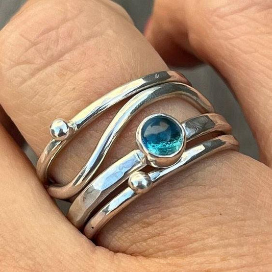 Gelaagde ring met blauwe kristal