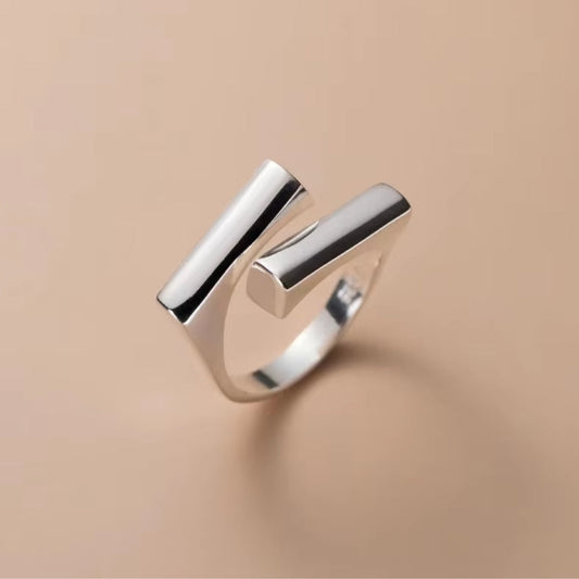 Eenvoudige geometrische ring met vloeiende verweving