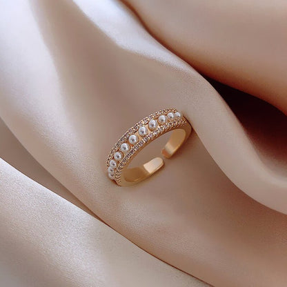 Luxe ring gemaakt van goud en parels