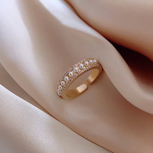 Luxe ring gemaakt van goud en parels