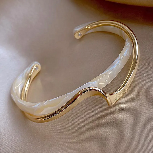 Elegante open armband in wit emaille en goud