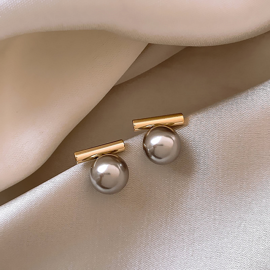 Elegante donkere pareloorbellen in goud