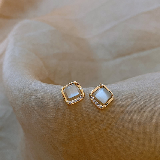 Elegante oorbellen met maankristal in goud