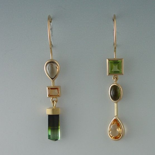 Vintage oorbellen met bungelende groene steentjes