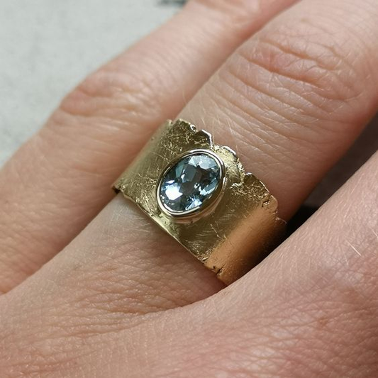 Ronde blauwe kristallen ring in goud in vintage stijl