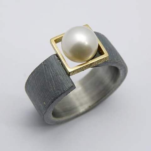 Donkere ring met vintage parel